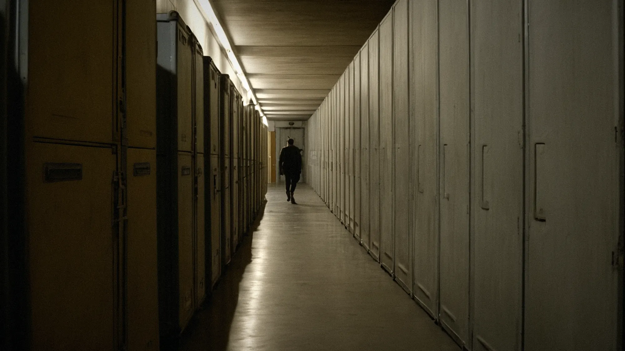 Langer Backstage-Gang mit gestapelten Flightcases und warmem Licht am Ende