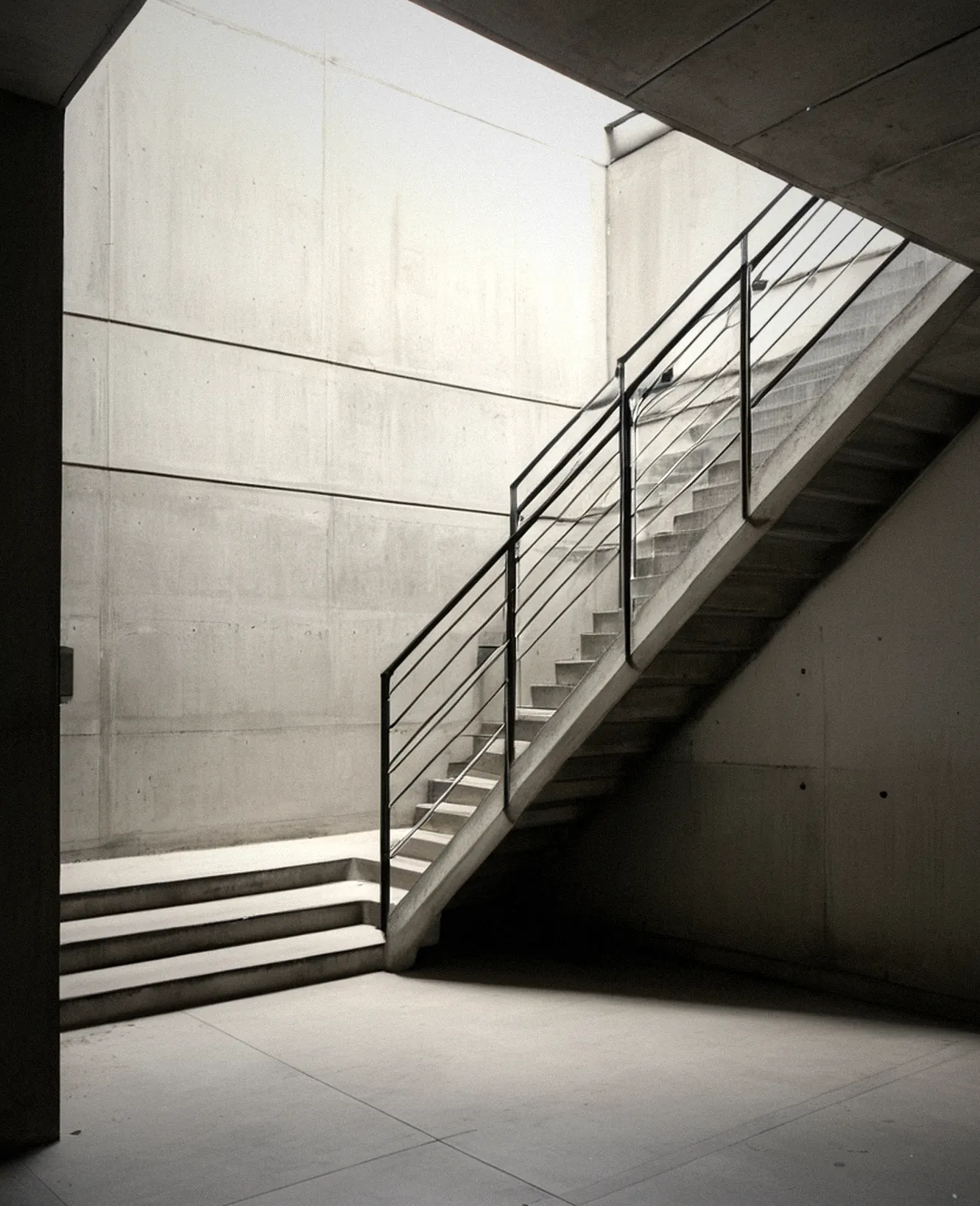 Minimalistisches Betontreppenhaus mit Lichteinfall