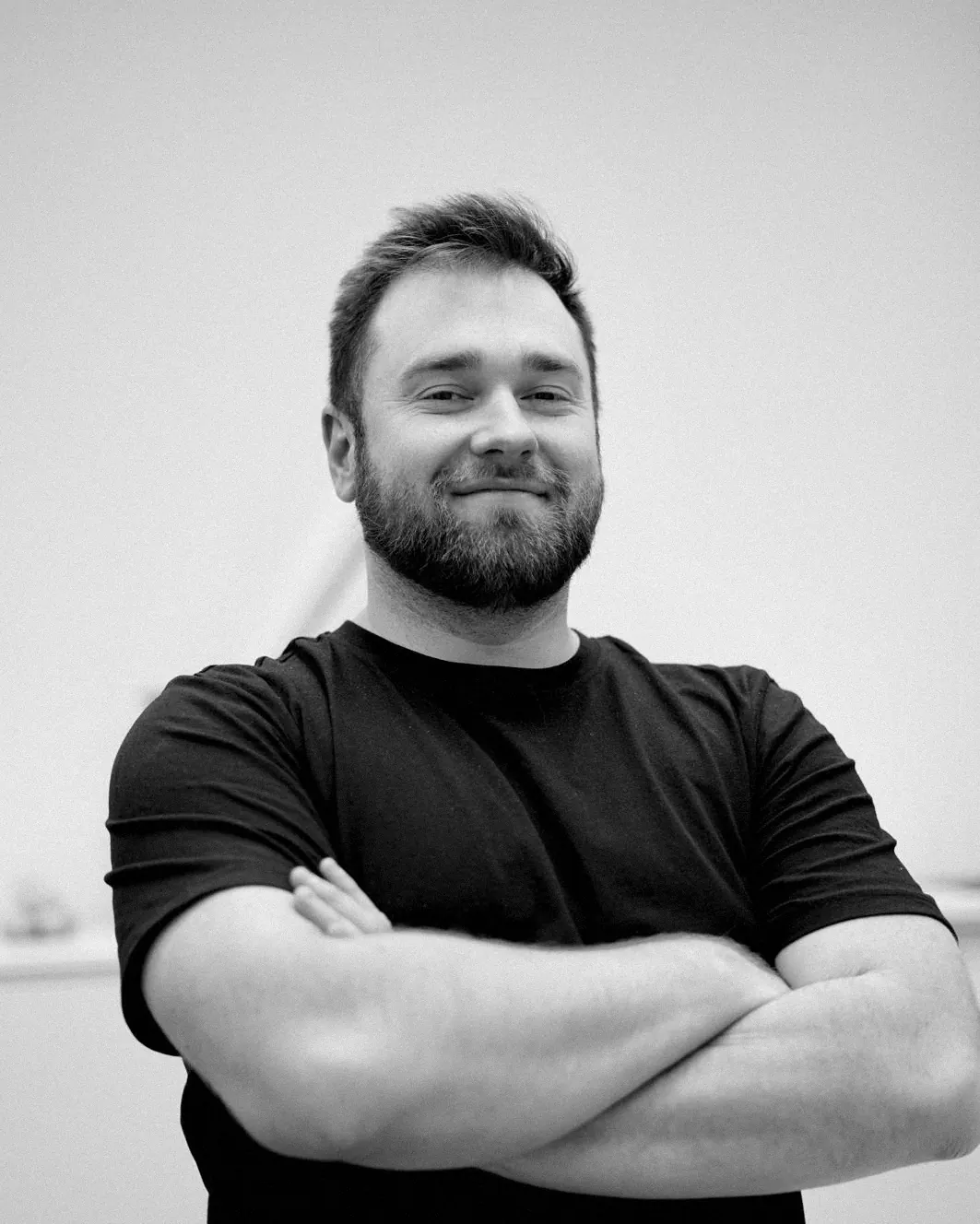 Peter Ockardt, Ansprechpartner von GraceWork, Schwarz-Weiß-Portrait mit verschränkten Armen